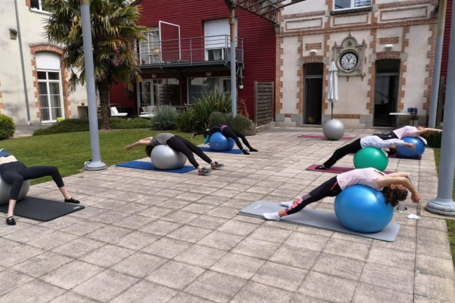 exemple de cours de méthode pilates en extérieur sur la terrasse du studio